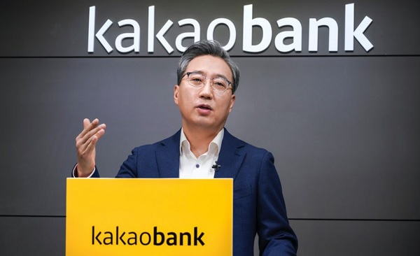 윤호영 카카오뱅크 대표가 2일 기자간담회에서 질의에 답하고 있다. (사진=카카오뱅크)
