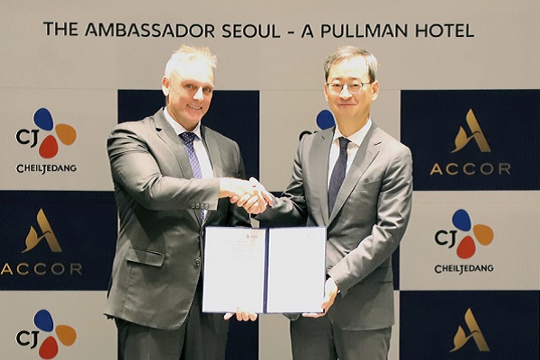 최은석 CJ제일제당 대표(오른쪽)와 가스 시먼스 아코르 아시아태평양 총괄 대표가 서울 중구 앰배서더 서울 풀만 호텔에서 PHA를 활용한 호텔용 용품 개발을 위한 양해각서를 체결 후 기념촬영을 하고 있다. (사진=CJ제일제당)