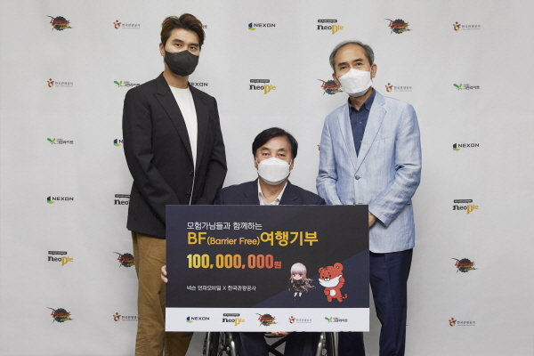 넥슨은 한국관광공사와 4일 장애인 여행 지원을 위한 기부금 전달식을 진행하고 사단법인 그린라이트에 1억원을 전달했다. (왼쪽부터) 최성욱 넥슨 본부장, 김선규 그린라이트 회장, 정기정 한국관광공사 실장. (사진=넥슨)