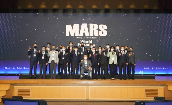 5일 대전컨벤션센터에서 개최된 제2회 MARS 월드포럼에서(왼쪽에서 8번째) 김상철 한컴그룹 회장과 (오른쪽에서 9번째) 이장우 대전시장을 비롯해 참석자들이 기념촬영을 하고 있다. (사진=한글과컴퓨터)