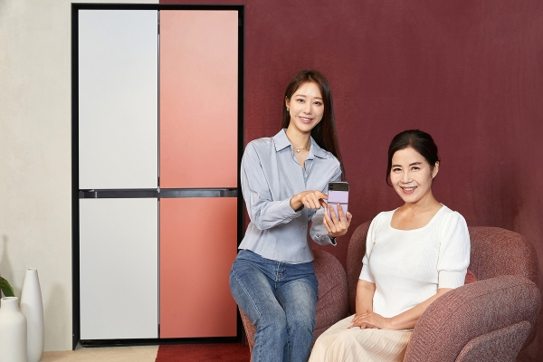 삼성전자 모델이 서울 논현동에 위치한 삼성 디지털프라자 강남본점에서 '스마트싱스 홈 케어' 서비스를 소개하고 있다. (사진=삼성전자)