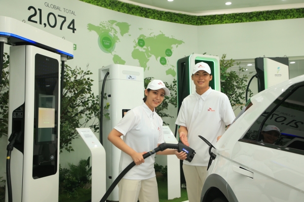 SK시그넷 체험공간 방문자들이 350kW 초고속 충전기를 체험해보고 있다. (사진=SK시그넷)