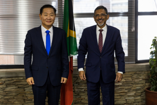 (왼쪽부터) 삼성전자 DX부문장 한종희 부회장, 이브라힘 파텔 남아프리카공화국 통상산업부장관. (사진=삼성전자)