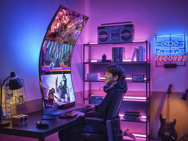 삼성전자 모델이 서울의 한 스튜디오에서 차세대 게이밍 스크린 '오디세이 아크'를 선보이고 있다. (사진=삼성전자)