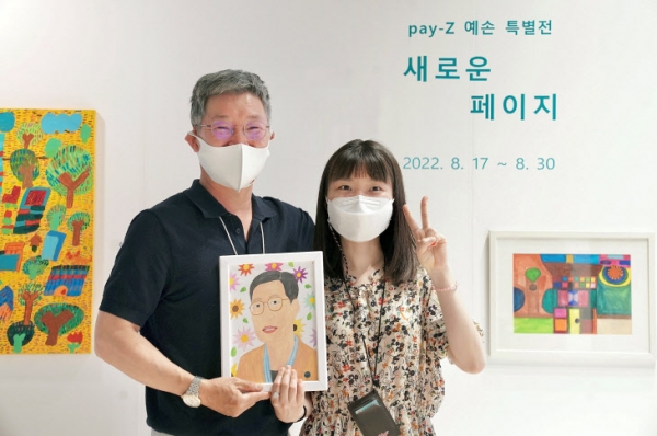 최원석 BC카드 사장(왼쪽)과 곽선양 작가가 17일 을지로4가에 위치한 BC카드 사옥에서 열린 발달장애 예술가 작품을 소개하는 전시회에 참석했다. (사진=BC카드)
