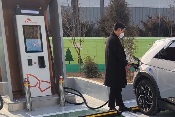 한 운전자가 전기차를 충전하고 있다. (사진=박시형 기자)