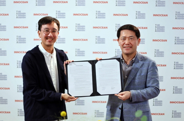 이노션 글로벌 CEO인 이용우 대표이사(오른쪽)와 니콜라스 예 TSLA 설립자가 싱가포르에서 열린 MOU 체결식에서 기념촬영을 하고 있는 모습. (사진=이노션)