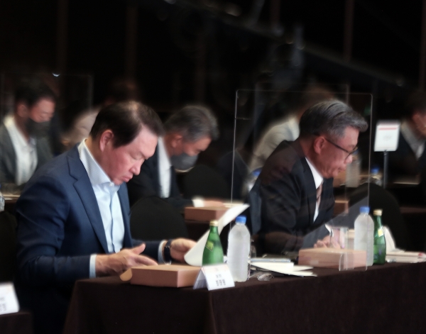 최태원 SK그룹 회장(왼쪽)과 조대식 SK수펙스추구협의회 의장이 강연을 듣고 있다. (사진=SK그룹)