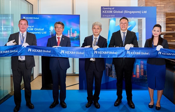 (왼쪽 두 번째부터) 최훈 싱가포르 대사, 윤희성 수출입은행장, 유광훈 수은 싱가포르 법인장이 수은 싱가포르 법인 개점식에서 기념촬영을 하고 있다. (사진=수출입은행)