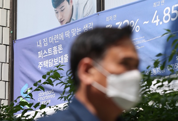 서울 시내 한 은행에 대출 관련 광고 안내문이 설치돼 있다. (사진=연합뉴스)