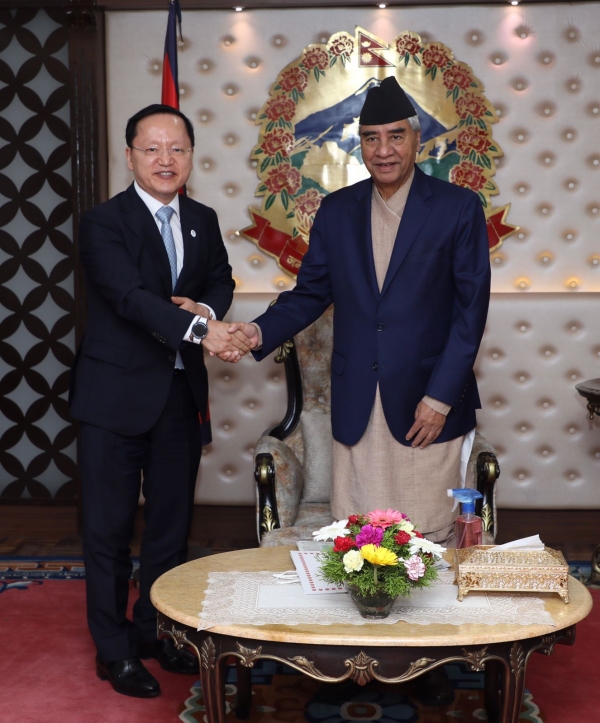 박학규 삼성전자 사장이 네팔 카트만두에서 쎄르 바하두르 데우바 총리와 만나 '2030 부산엑스포' 유치 지지를 요청했다. (사진=삼성전자)