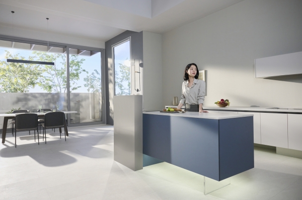 'LX Z:IN 키친 시프트 클라우드_모던 알비블루' 제품이 적용된 주방 공간.(사진=LX하우시스)