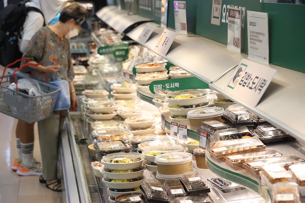 서울의 한 대형마트에서 이용객이 상품을 살펴보고 있다. (사진=연합뉴스)