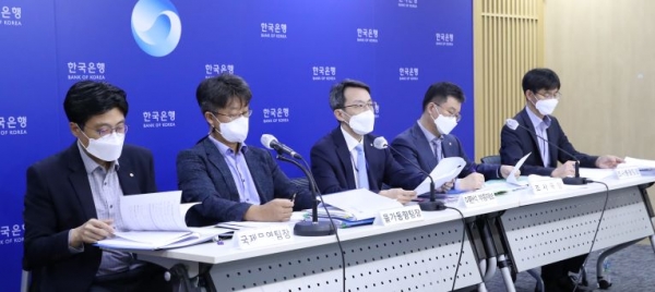 김민식 국제무역팀장(왼쪽부터), 이정익 물가동향팀장, 이환석 부총재보, 김웅 조사국장, 최창호 조사총괄팀장이 25일 오후 서울 중구 한국은행에서 경제전망 설명회를 진행하고 있다. (사진= 한국은행)