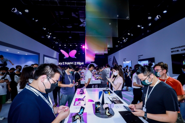 22일(현지시간) 중국 항주의 E-FASHION TOWN에서 진행된 갤럭시 Z 플립4·Z 폴드4 공개 행사에서 현지 미디어, 거래선, 소비자들이 제품을 체험하고 있다. (사진=삼성전자)