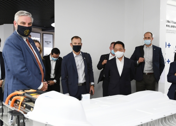 최윤호 삼성SDI 대표이사 사장(왼쪽에서 세번째)과 에릭 홀콤 인디애나 주지사 일행이 25일 천안사업장에서 배터리 제품을 살펴보고 있다. (사진=삼성SDI)