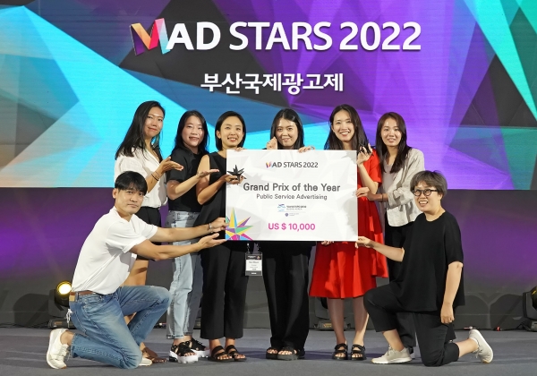 김정아 이노션 CCO(오른쪽) 등 이노션 임직원들이 2022 부산국제광고제에서 열린 시상식에서 '그랑프리 오브더이어'를 받고 기념촬영을 하고 있는 모습. (사진=이노션)