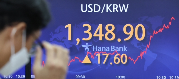 29일 오전 서울 중구 을지로 하나은행 본점 딜링룸 현황판에 코스피와 원/달러 환율이 표시돼 있다.(사진 = 연합뉴스)