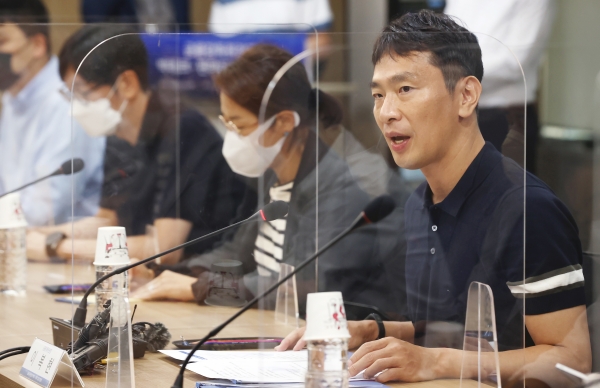 이복현 금융감독원장이 30일 오전 서울 마포구 프론트원에서 열린 빅테크·핀테크 업계 간담회에서 인사말을 하고 있다.(사진 = 연합뉴스)