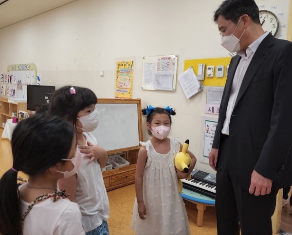 이재용 삼성전자 부회장이 24일 서울 강동구 상일동에 있는 삼성엔지니어링 글로벌엔지니어링센터(GEC) 내 어린이집을 찾은 모습. (사진=삼성엔지니어링 직원 SNS 캡처)