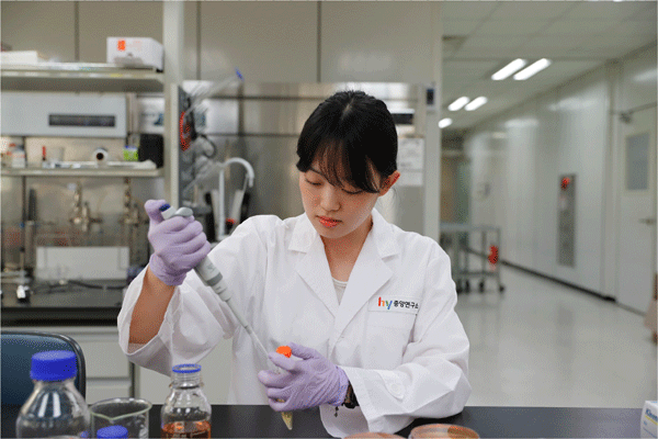 경기 용인시 기흥구 hy 중앙연구소에서 연구원이 기능성 균주를 개발하고 있다. (사진=hy) 
