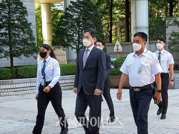 이재용 삼성전자 부회장이 삼성물산·제일모직 부당합병 및 회계부정 의혹과 관련한 재판에 출석하고 있는 모습. (사진=이서영 기자)