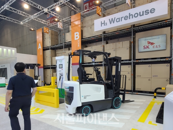 SK E&S가 'H2 MEET 2022' 전시장에 꾸민 물류창고 예시, 수소 지게차와 수소 충전기가 설치돼 있다. (사진=박시형 기자)