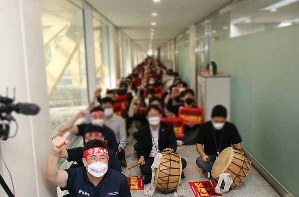 산업은행 직원 약 400명이 1일 오전 강석훈 회장 집무실 앞에서 시위를 벌이고 있다. (사진=산업은행 노동조합)