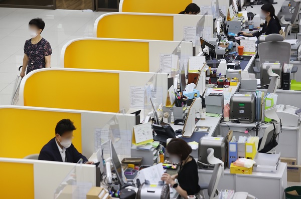 서울의 한 은행 영업점에서 고객 상담이 이뤄지고 있다. (사진=연합뉴스)