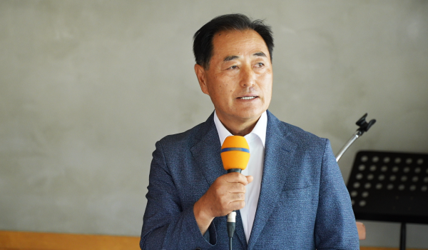 이태식 기동마을 사회적협동조합장이 영농형태양광 발전 현황을 설명하고 있다. (사진=한화큐셀)