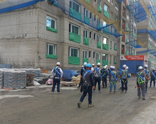 부영그룹이 부산 신항만 7블럭에 짓고 있는 신축 아파트 공사현장에서 제11호 태풍 '힌남노'를 비롯해 추석 연휴를 앞두고 안전사고예방에 나선 가운데 사진은 현장을 돌며 자체점검을 실시하고 있는 모습. (사진=부영그룹)