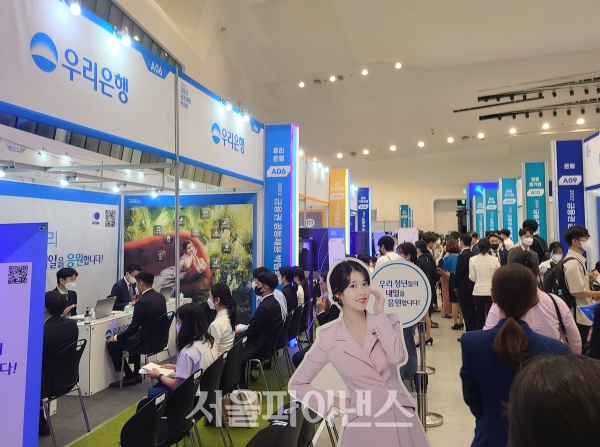 24일 오전 '2022 금융권 공동채용 박람회'가 서울 중구 동대문디자인플라자에서 열린 가운데 구직자들이 면접을 기다리고 있다. (사진=이진희 기자)<br>