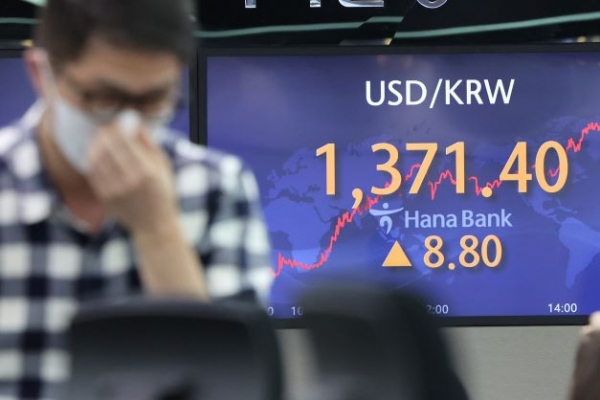 5일 오후 서울 중구 을지로 하나은행 본점 딜링룸 현황판에서 원·달러 환율이 표시되고 있다. (사진= 연합뉴스)