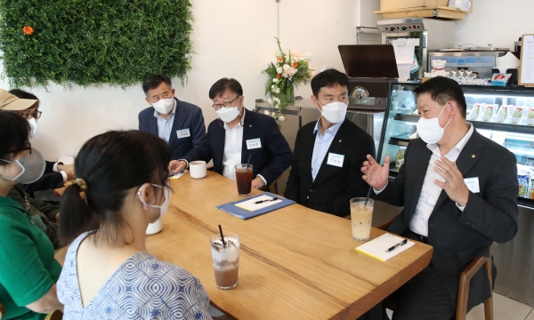 이복현 금융감독원장(왼쪽에서 세 번째)이 자영업자들과 대화를 나누고 있다. 왼쪽부터 두 번째부터 이재연 서민금융진흥원장, 이 원장, 오화경 저축은행중앙회장. (사진= 저축은행중앙회)