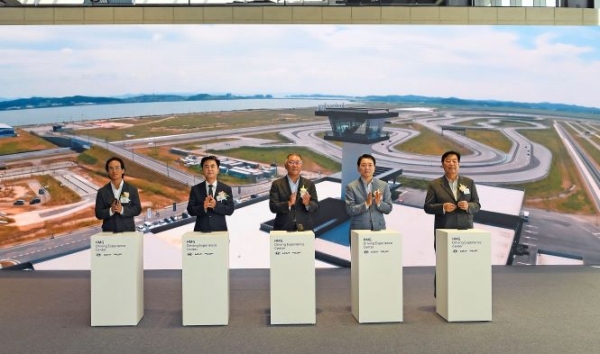 HMG 드라이빙 익스피리언스 센터 오프닝 세레모니 장면. (왼쪽부터) 조현범 한국앤컴퍼니그룹회장, 김태흠 충남도지사, 정의선 현대차그룹회장, 서산시 태안군 성일종 국회의원, 가세로 태안군수. (사진=현대차그룹)