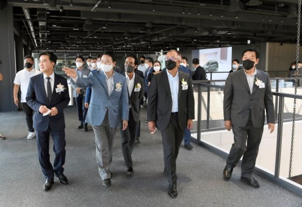 HMG 드라이빙 익스피리언스 센터 오프닝 세레모니 장면. (왼쪽부터) 조현범 한국앤컴퍼니그룹회장, 김태흠 충남도지사, 정의선 현대차그룹회장, 서산시 태안군 성일종 국회의원, 가세로 태안군수. (사진=현대차그룹)