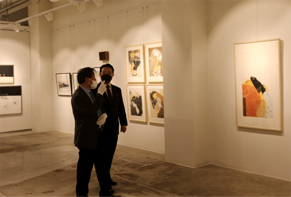 15일 오전 경기 파주시 탄현면 헤이리 예술마을에서 열린 이랜드갤러리 헤이리 개장행사에 참석한 윤성대 이랜드리테일 대표이사(오른쪽)와 윤후덕 국회의원이 전시 공간을 둘러보고 있다. (사진=이랜드그룹) 