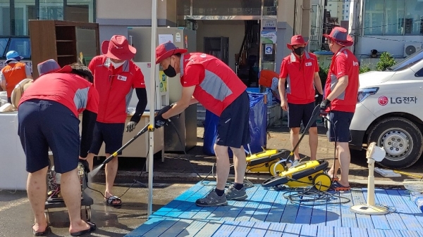 LG전자가 태풍 힌남노로 인해 피해가 발생한 지역을 찾아 피해복구 지원에 나섰다. LG전자 서비스 매니저가 포항시 창포동에 마련한 임시서비스 거점에서 침수된 가전을 수리하고 있다. (사진=LG전자)