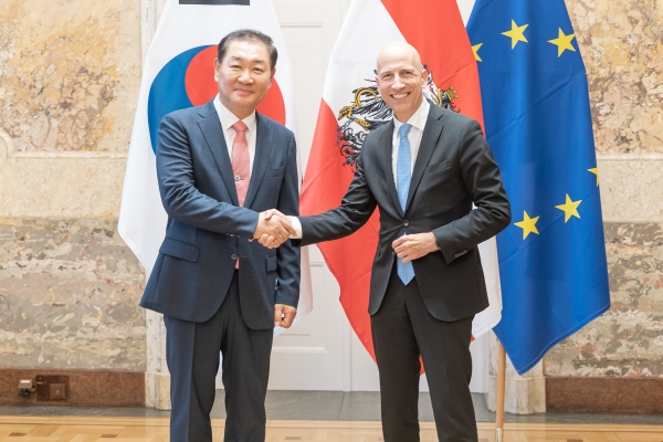 한종희 삼성전자 부회장과 마틴 코허 노동부 장관 모습. (사진=삼성전자)