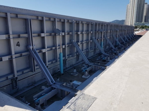 경남 창원시 마산합포구 구항지구에 설치된 기립식 방조벽 (사진=동부건설)