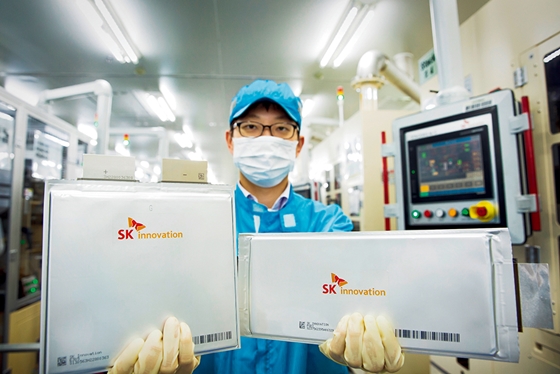 SK이노베이션이 글로벌 인재를 확보하기 위해 12일 일본 석박사들을 대상으로 온라인 포럼을 진행했다. SK이노베이션 배터리 셀 연구원이 전기차 배터리를 들고 있다. (사진=SK이노베이션)