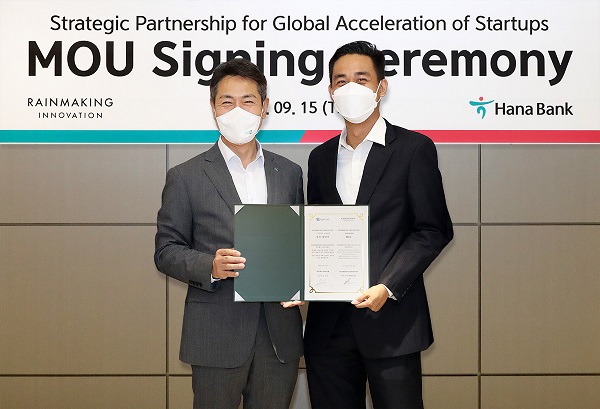 이날 협약식에 참석한 임영호 하나은행 리테일지원그룹 부행장(왼쪽)과 Brian Lim 레인메이킹 APAC Head of Startup Programs가 기념촬영을 하고 있다. (사진=하나은행)