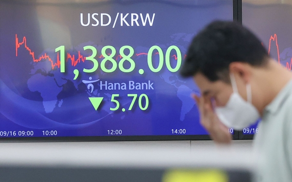 16일 오후 서울 중구 을지로 하나은행 본점 딜링룸 현황판에서 원·달러 환율이 표시되고 있다. (사진= 연합뉴스)