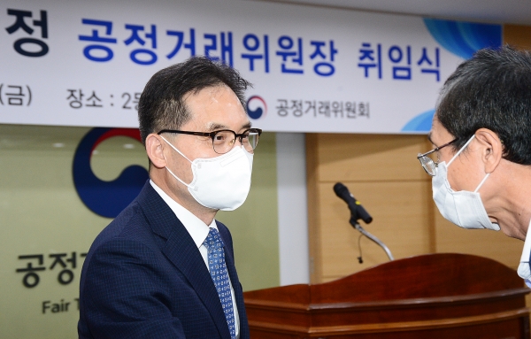 한기정 신임 공정거래위원장이 취임식을 마친 뒤 인사를 하고 있다. (사진=공정거래위원회)