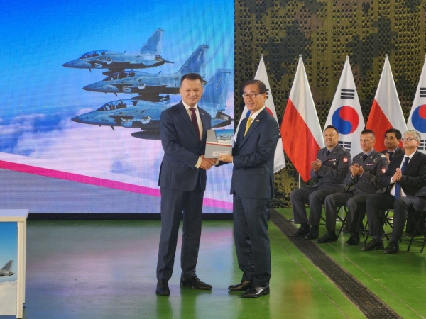 강구영 한국항공우주산업㈜(KAI) 사장(오른쪽)과 브와쉬작 폴란드 부총리 겸 국방장관이 FA-50 계약 행사를 체결하고 있다. (사진=한국항공우주산업㈜)