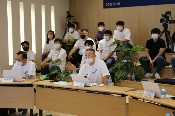 19일 안양 LS타워에서 개최된 LS 퓨쳐데이(Future Day)에서 구자은 LS그룹 회장이 신사업 아이디어를 듣고 멘토로 참여해 신사업 아이디어에 대한 피드백을 하고 있다. (사진=LS그룹)