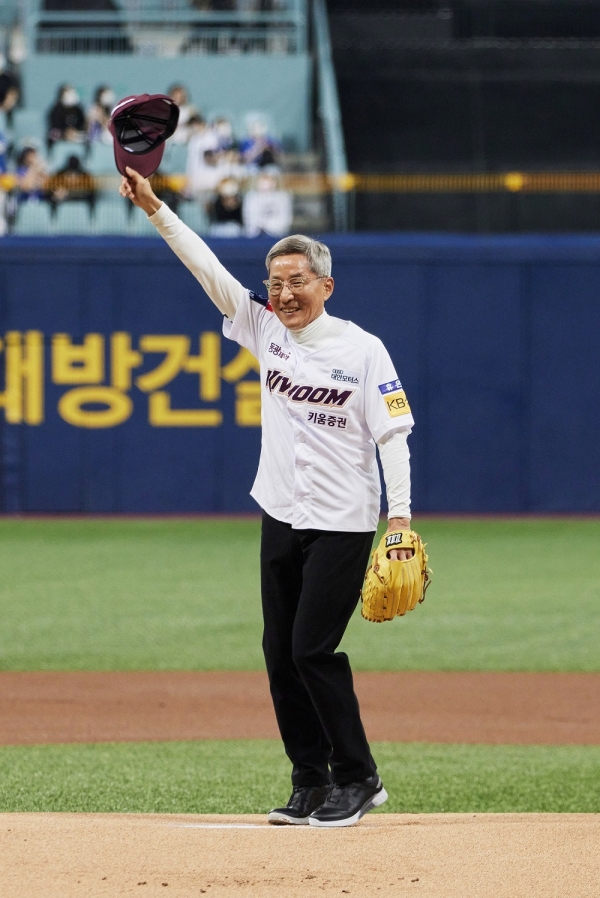 윤종규 KB금융그룹 회장이 20일 서울 고척 스카이돔에서 열린 키움 히어로즈와 삼성 라이온즈 프로야구 경기에서 KB라이프생명의 성공적인 출범을 응원하며 시구 후 관중들에게 인사하고 있다. (사진=KB생명)