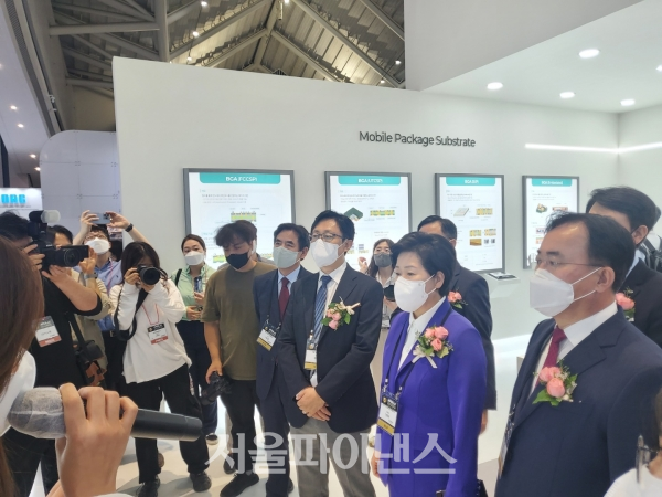 국제PCB 및 반도체패키징산업전 VIP 투어 중인 정동철 LG이노텍 사장(왼쪽부터), 양향자 국회의원, 삼성전기 부사장의 모습. (사진=이서영 기자)