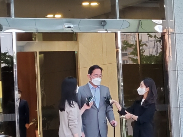 21일 이재용 부회장은 14박 15일간의 장기 출장을 마치고 김포비즈니스항공센터로 귀국했다.