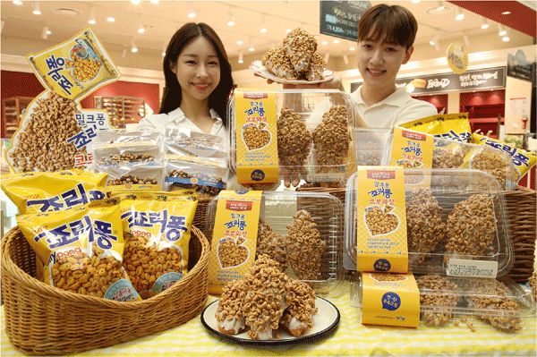 21일 서울 용산구 한강로3가 이마트 용산점 내 베이커리 매장에서 모델들이 신세계푸드-크라운제과 협업 디저트 세트인 '밀크퐁 죠리퐁 크로와상'을 보여주고 있다. (사진=신세계푸드) 